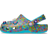 Kids´ classic Lisa Franck clog, view from the right side, the shoe is decked out in signature Lisa Frank designs with colorful hearts on a blue background and includes a whimsical and wonderful collection of Jibbitz™ charms like a butterfly, a purple, green, pink and blue diamond and a happy flower.