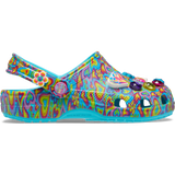 Kids´ classic Lisa Franck clog, view from the left side, the shoe is decked out in signature Lisa Frank designs with colorful hearts on a blue background and includes a whimsical and wonderful collection of Jibbitz™ charms like the hart that say love a butterfly, a purple, green, pink and blue diamond and a flower.