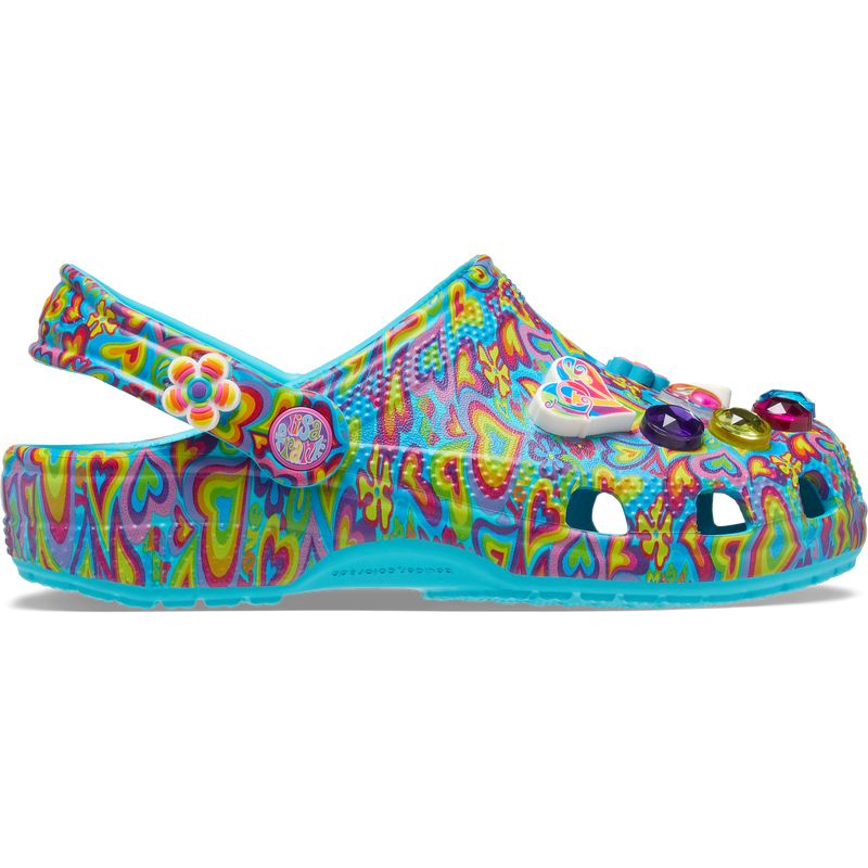 Kids´ classic Lisa Franck clog, view from the left side, the shoe is decked out in signature Lisa Frank designs with colorful hearts on a blue background and includes a whimsical and wonderful collection of Jibbitz™ charms like the hart that say love a butterfly, a purple, green, pink and blue diamond and a flower.